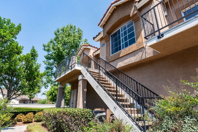 Foto del edificio - Spacious 2 Bedroom, 2 Bath – End Unit with...