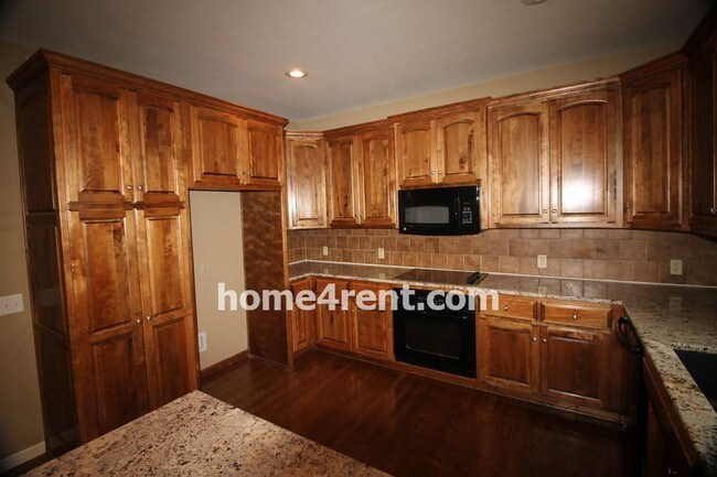 Building Photo - 1332 NE Kenwood Dr