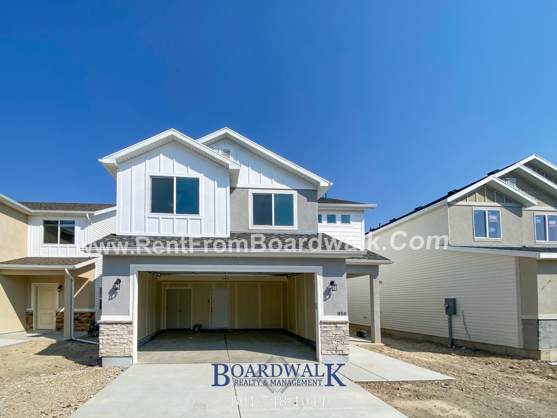 Foto principal - Single Family Home In Beautiful Community!