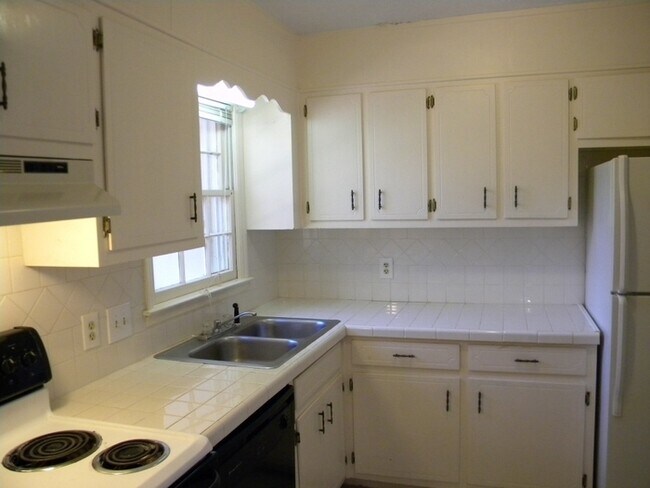 Building Photo - Lilburn 2 Bedroom End Unit Townhouse, Hard...