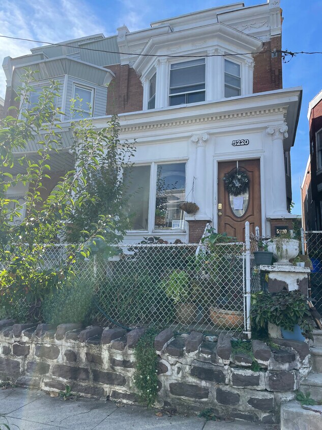 Foto principal - 5220 Webster St