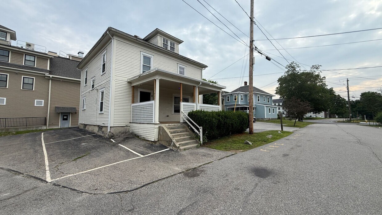 Primary Photo - 5 Bedroom 2 bathroom House Available for r...