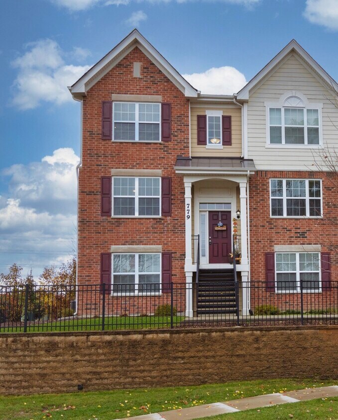 779 W Hickory St, Mundelein, IL 60060 Townhome Rentals in Mundelein