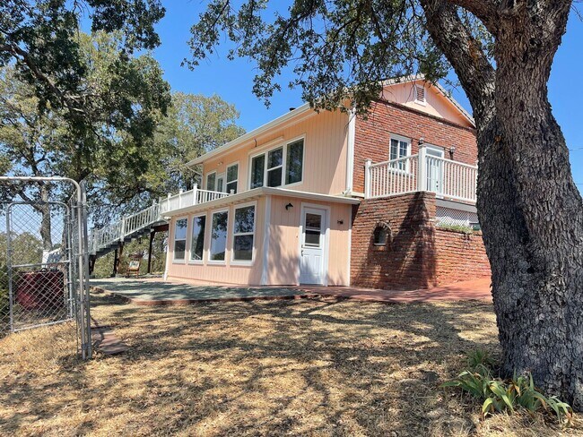 Foto del edificio - Charming Custom 2-bedroom 2-story home