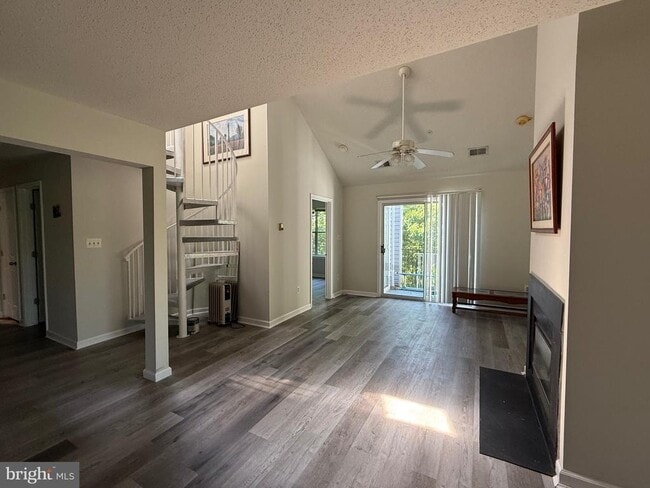 Building Photo - 10019 Vanderbilt Cir