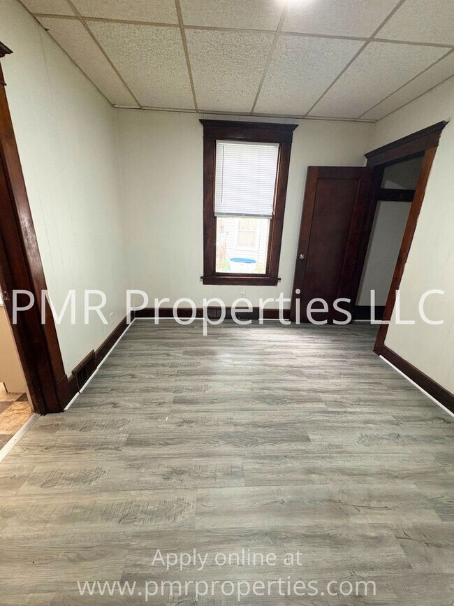 Foto del edificio - 129 E Graham Ave