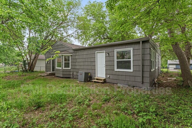 Building Photo - 9204 Vaughn Ave