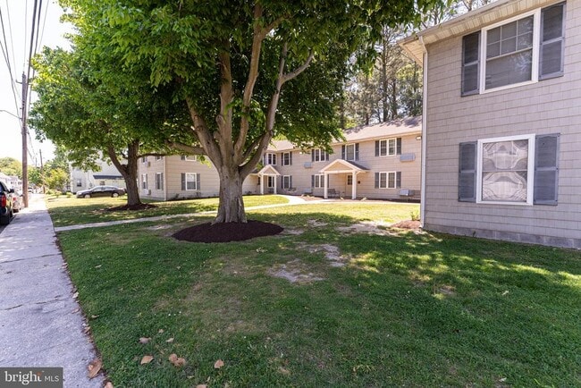 Building Photo - 802 Travers St