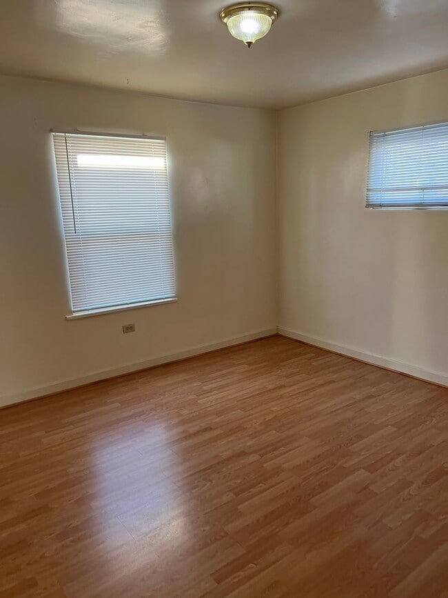 Building Photo - Fenced Yard - Laminate Flooring - Mid-Town - Extra Outside Storage