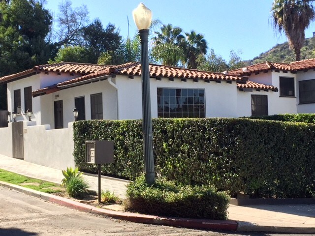 Vista lateral de alquiler - 3057 Hollycrest Dr