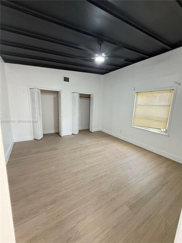 Foto del edificio - 1111 N Victoria Park Rd