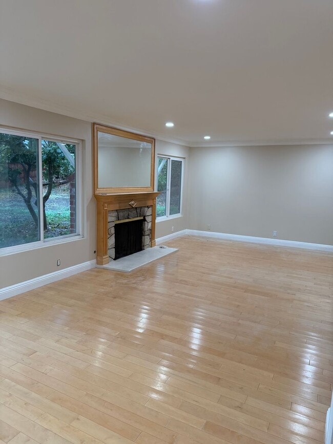 Building Photo - Large pool home with lots of space and gue...