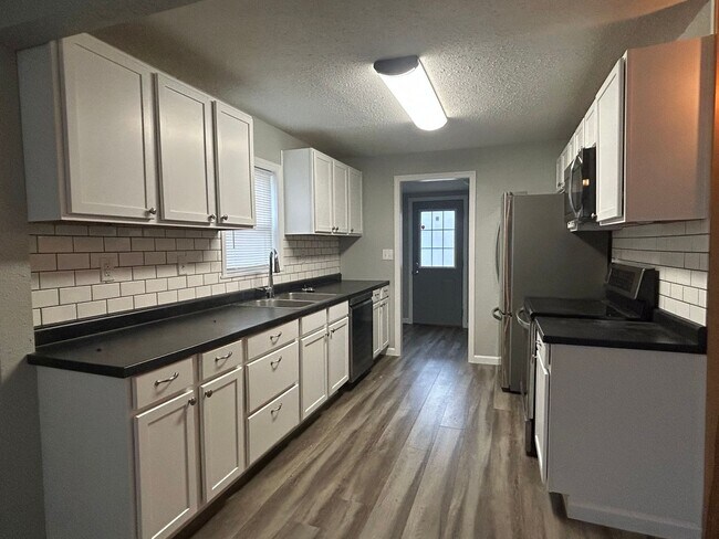 Building Photo - Updated 3 Bedroom 1 Bath House