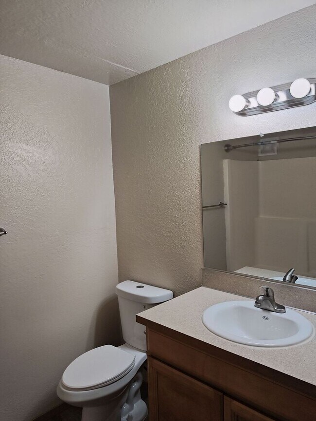 Foto del edificio - Two bedroom with den! Washer/Dryer in unit!