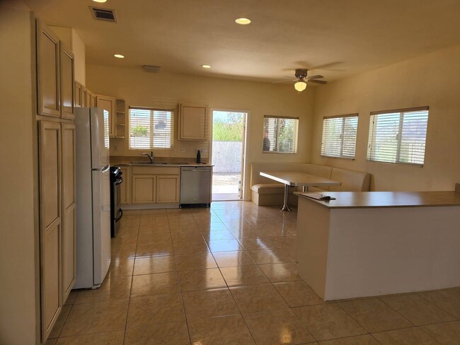Building Photo - Must See Beautiful Home!