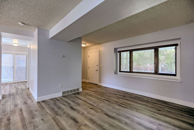 Building Photo - Inviting 3-Bedroom, 2-Bathroom Home in Des...