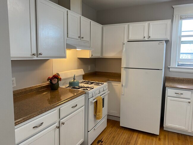 Mucho espacio y armarios. - 3228 3rd Ave S