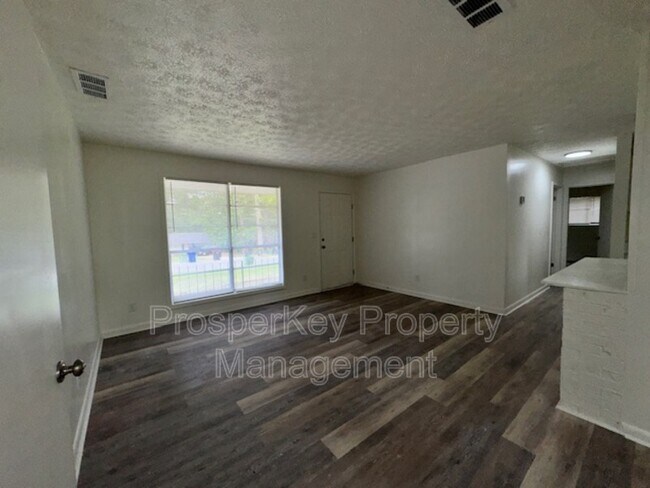 Foto del edificio - 920 Rosewood Dr