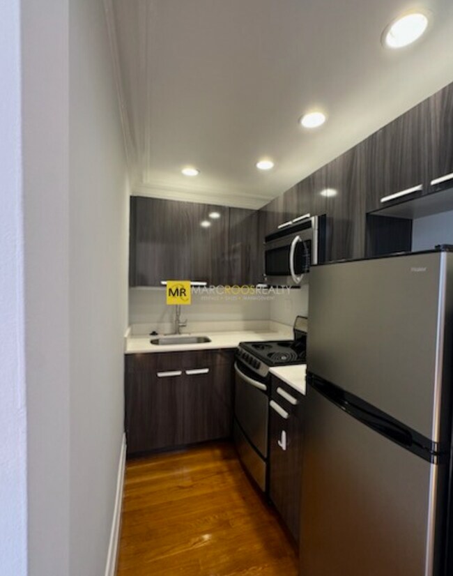 Building Photo - 256 Newbury St