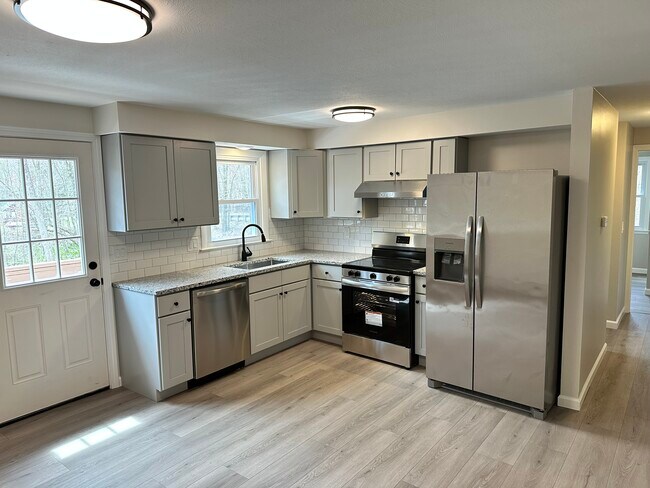 Foto del edificio - 131 Camp Meeting Rd