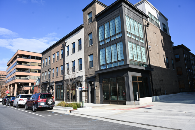 Front of Townhome & Street View - 943 N Fairfax St