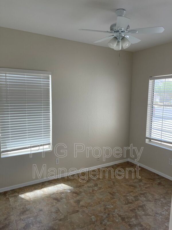 Foto del edificio - 13597 W Desert Flower Dr