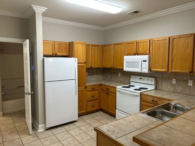 Building Photo - ***JUST REDUCED!! PLUS 1/2 OFF 1st MONTHS ...