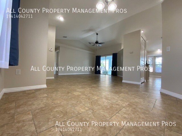 Building Photo - Central Sarasota SFH with pet friendly pri...