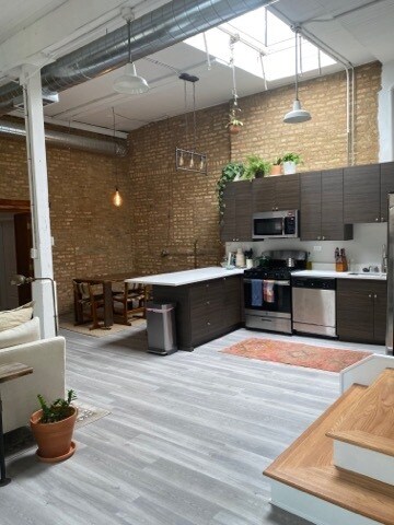 Living room/kitchen - 1310 W Wrightwood Ave