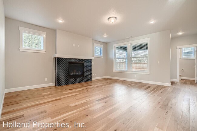 Building Photo - 4 br, 2.5 bath House - 5965 SE Skylight Dr