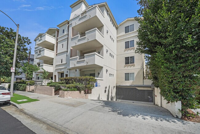 Building Photo - 1726 S Bentley Ave