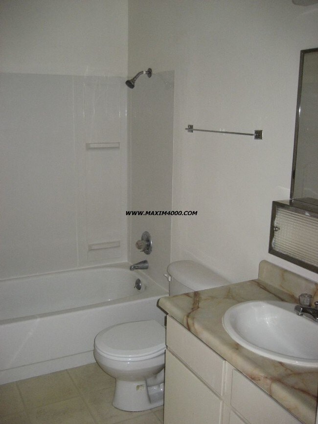 Foto del edificio - 209 Teller Ave 3 - 2 Bed 1 Bath