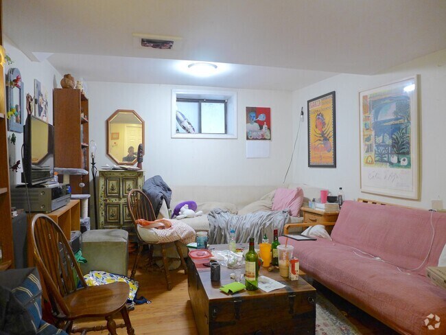 Building Photo - 152 Kelton St