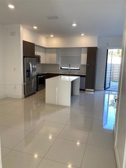 Building Photo - 10543 SW 118th Ave