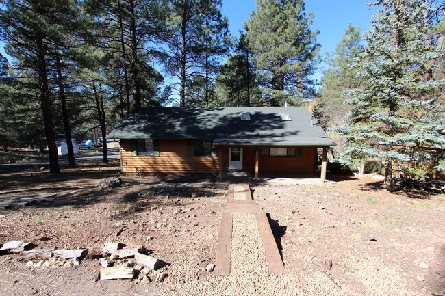 Foto del edificio - 3 Bed, 2 Bath Cabin Home with Fenced Backy...