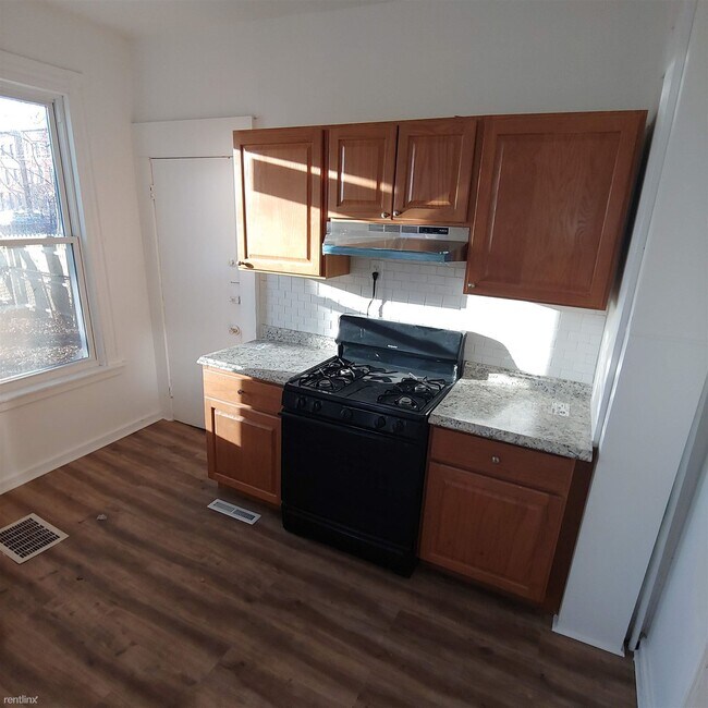Foto del edificio - 574 Howard Ave
