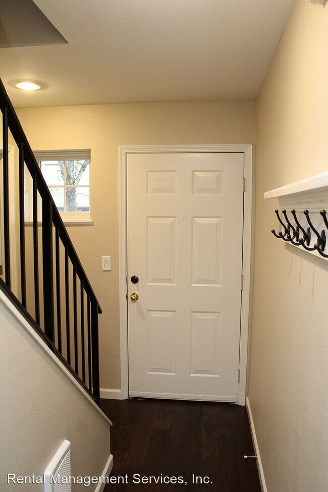Building Photo - 2 br, 2.5 bath House - 7193 SW Sagert St #104