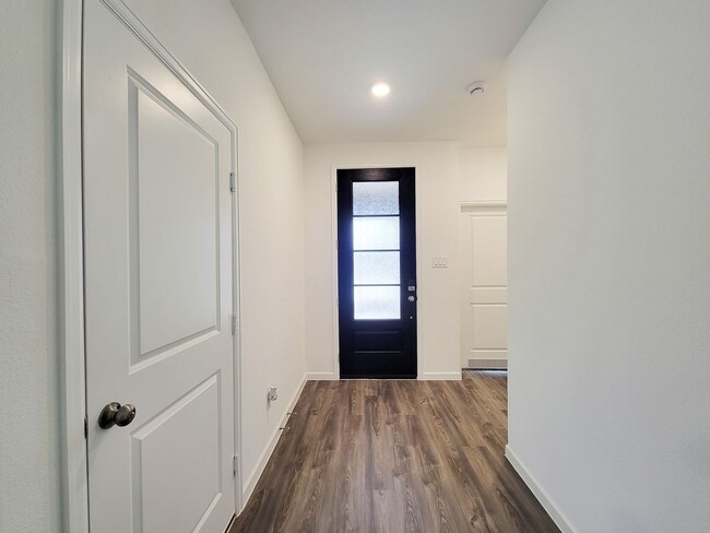 Building Photo - Beautiful single-level home that features a spacious open floorplan where the kitchen, nook and f...