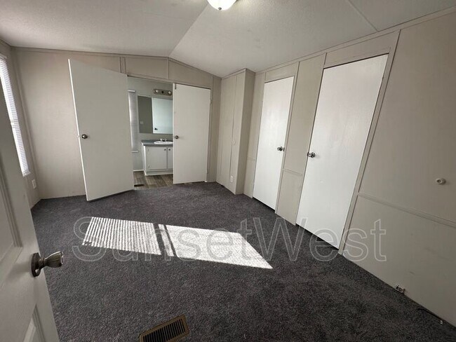 Foto del edificio - 4405 Rainbow Ln