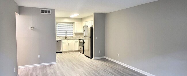 Foto del edificio - Renovated 2 Bedroom / 1 Bathroom Apartment...