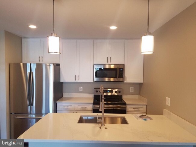 Building Photo - 8613 Beekman Pl