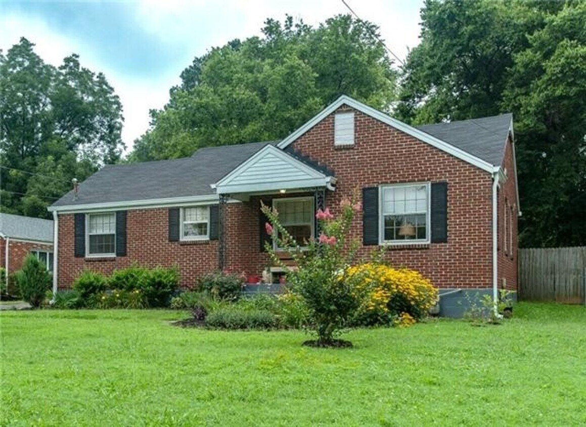 Primary Photo - Charming Cottage For Rent