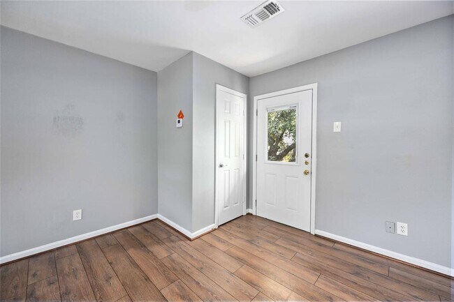 Building Photo - 2119 N Austin Ave