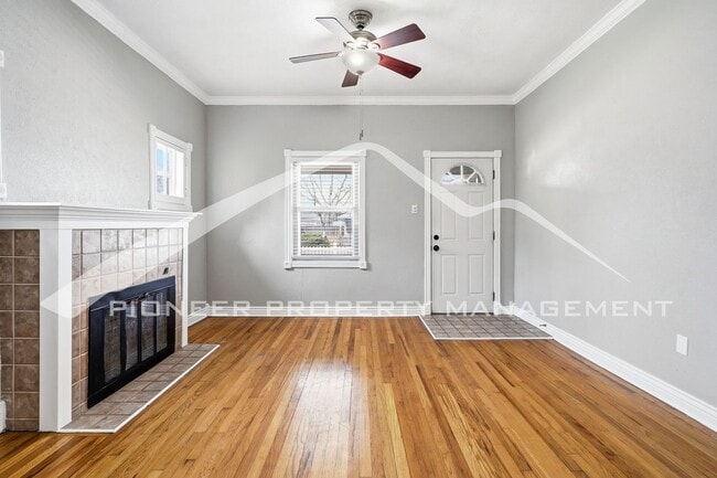 Building Photo - Charming Home with Washer/Dryer and Fenced in Yard