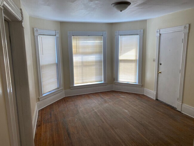 Building Photo - 2 Bedroom Bungalow Near Downtown