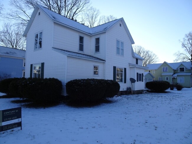 Building Photo - 206 S Higbee St