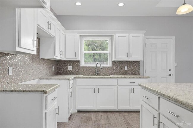 Building Photo - 2104 Redbud Ln