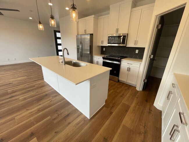 Foto del edificio - Beautiful 3 Bed Home with VIEWS!! - END UN...