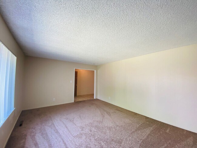 Foto del edificio - $2,250 Herndon & First, Spacious 4 Bedroom...