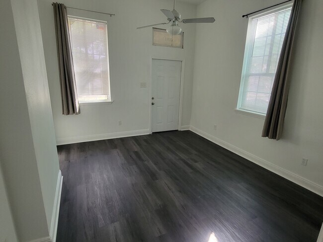 Building Photo - 3015 Bienville St